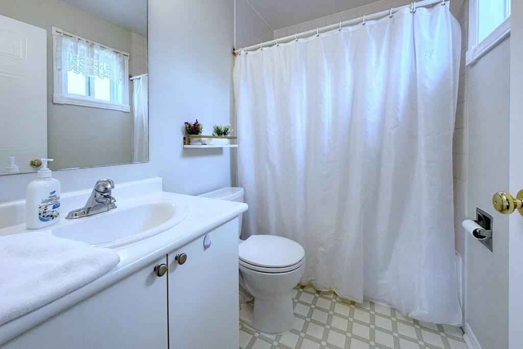 Вилла Neighborhood Friendly House In Barrie! Экстерьер фото