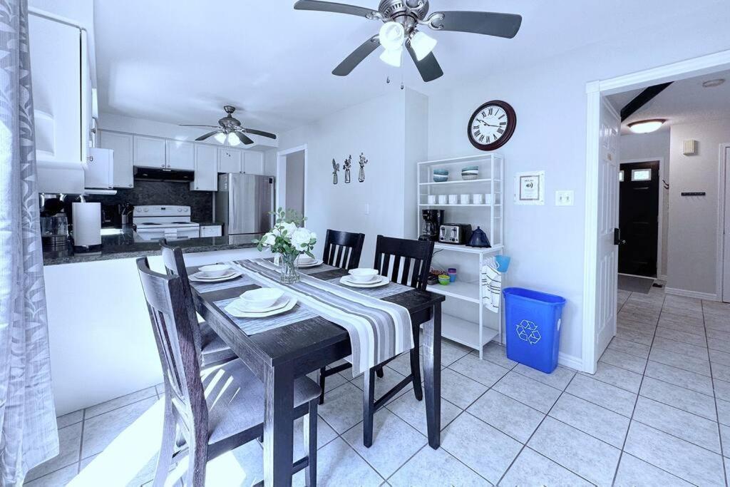 Вилла Neighborhood Friendly House In Barrie! Экстерьер фото