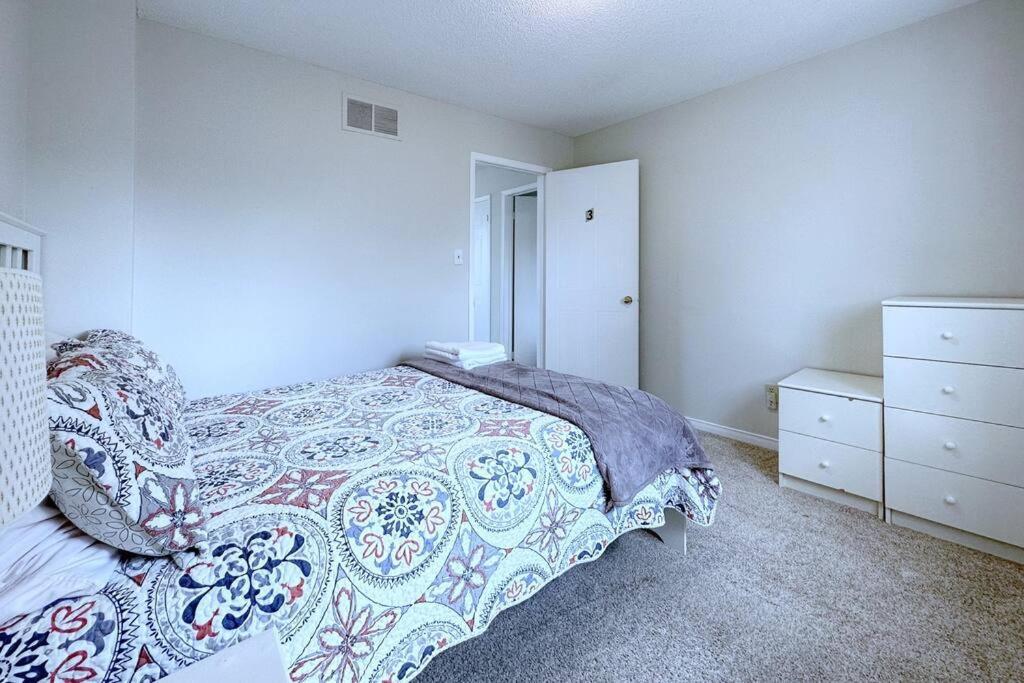 Вилла Neighborhood Friendly House In Barrie! Экстерьер фото